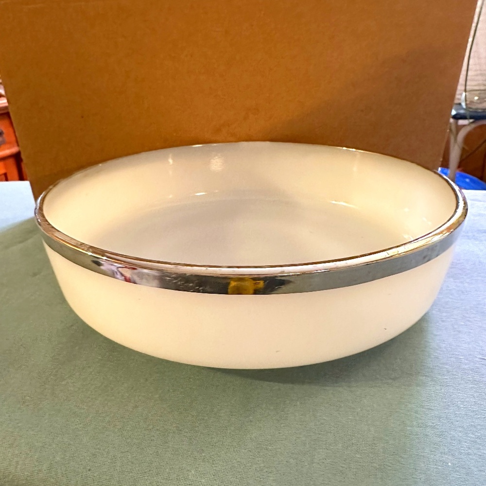 Federal 8 x 2 Milk Glass Casserole Dish